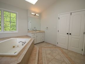 10 Valley View Dr, Grafton MA 01536