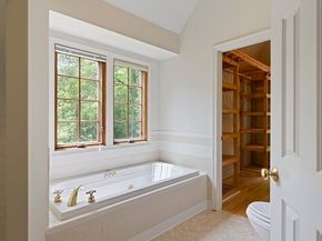 28 Vincent Rd, Mendon MA 01756