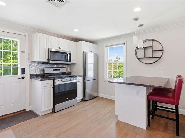 11 Columbia Rd 8, Wakefield MA 01880