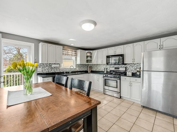 72 Norwich Rd, Brockton MA 02302