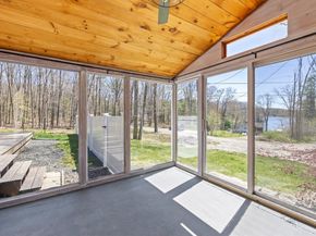 18 Oak Ridge Dr, Charlton MA 01507