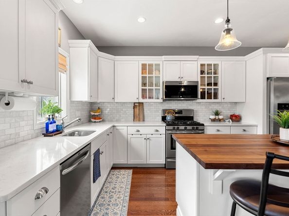 38 Stonehaven Dr, Weymouth MA 02190