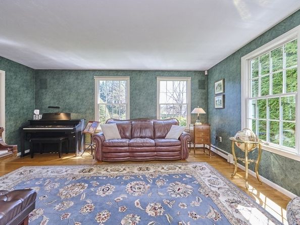 70 Harrington Rd, Framingham MA 01701