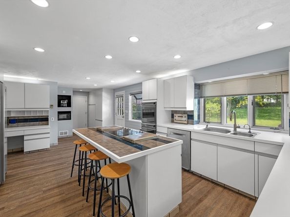 58 Weatherbee Dr, Westwood MA 02090