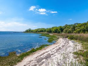 3 Beam St, Mattapoisett MA 02739