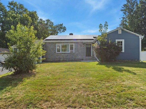 5 5th Ave, Dudley MA 01571