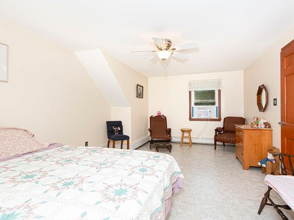 926 Old Turnpike Rd, Oakham MA 01068