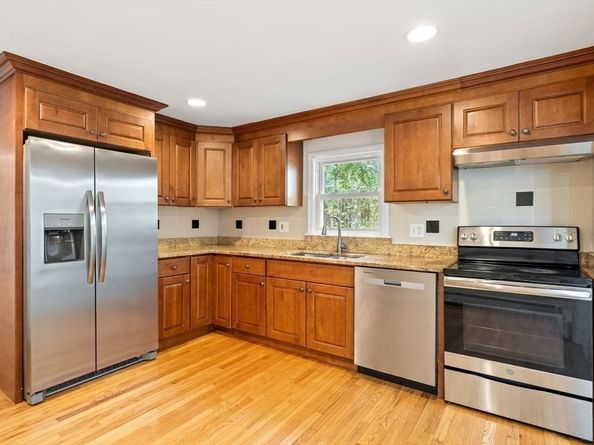 17 Carlisle Rd, Westford MA 01886