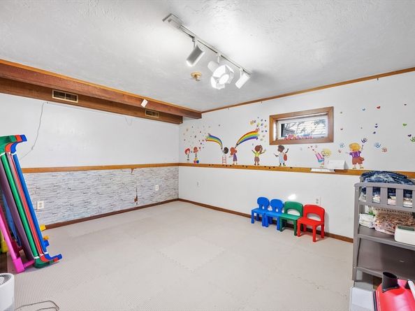 10 Ellsmere St, Worcester MA 01604