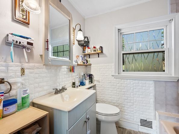 10 Ellsmere St, Worcester MA 01604