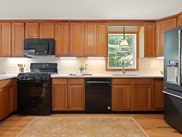 76 Russells Way, Westford MA 01886