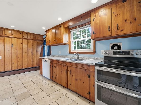 15 Lowell Ave, Holden MA 01520