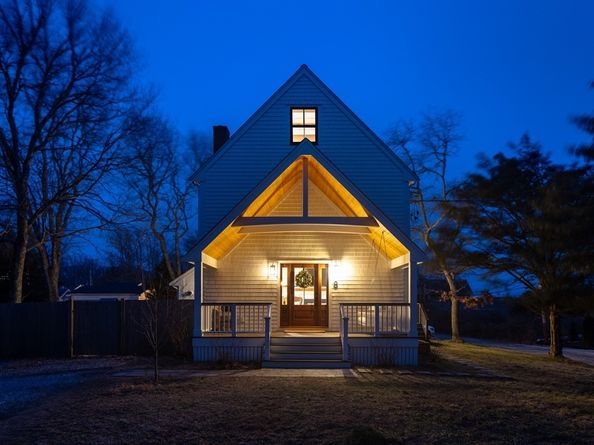 8 Pine St, Mattapoisett MA 02739