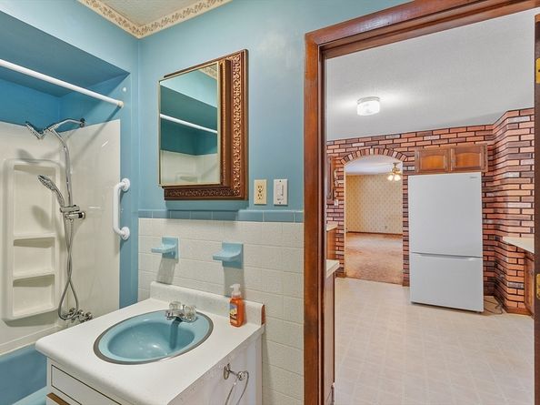 318 Lovewell St, Gardner MA 01440