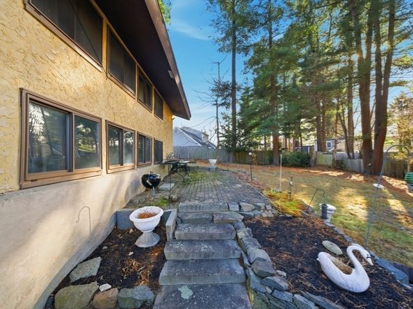 11 Hutchins Cir, Lynnfield MA 01940