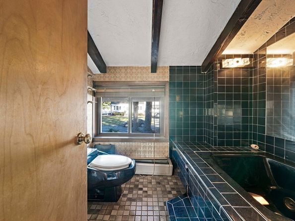 11 Hutchins Cir, Lynnfield MA 01940