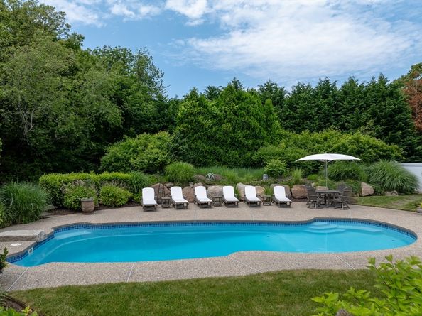 6 Ocean Breeze Ln, Mattapoisett MA 02739
