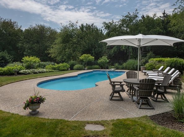 6 Ocean Breeze Ln, Mattapoisett MA 02739