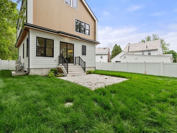182 Hunnewell Ave 182, Newton MA 02458