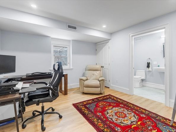 21 Hale St 21, Newton MA 02464