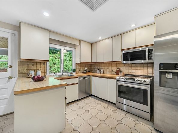 34 Jodie Rd, Framingham MA 01702