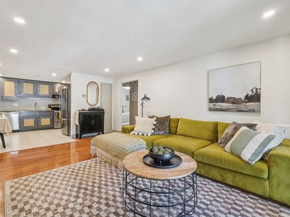 12 Walker Rd 6, North Andover MA 01845