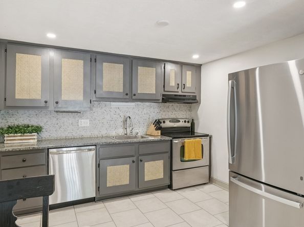 12 Walker Rd 6, North Andover MA 01845