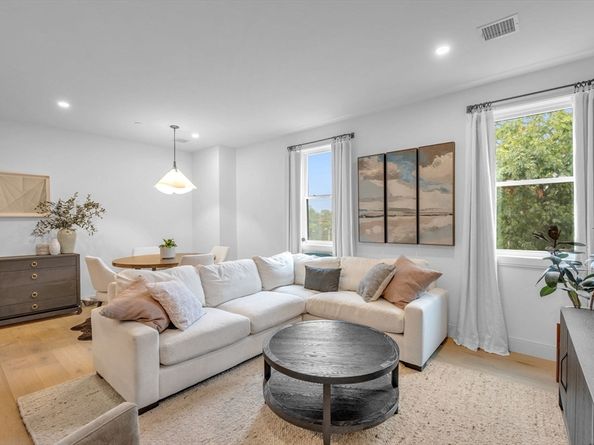 5245 Washington St 5, Boston MA 02132