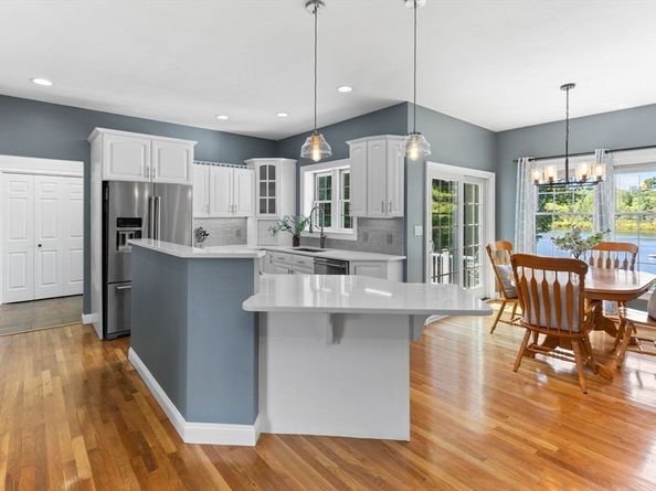 10 Dunham Pond Rd, Lakeville MA 02347