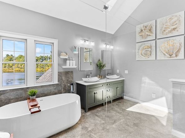 10 Dunham Pond Rd, Lakeville MA 02347