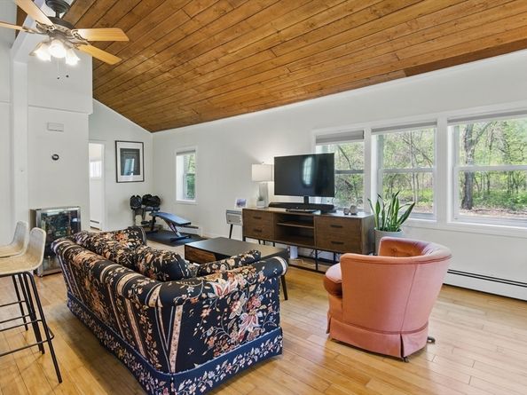 12 Stoney Dr, Billerica MA 01862