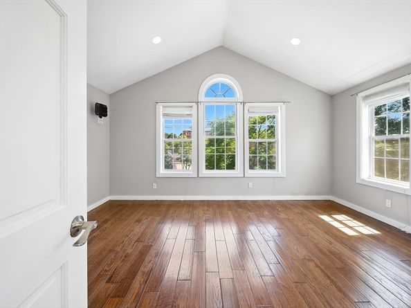 13 Oak St, Salem MA 01970