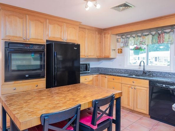 49 Barry Rd, Worcester MA 01609