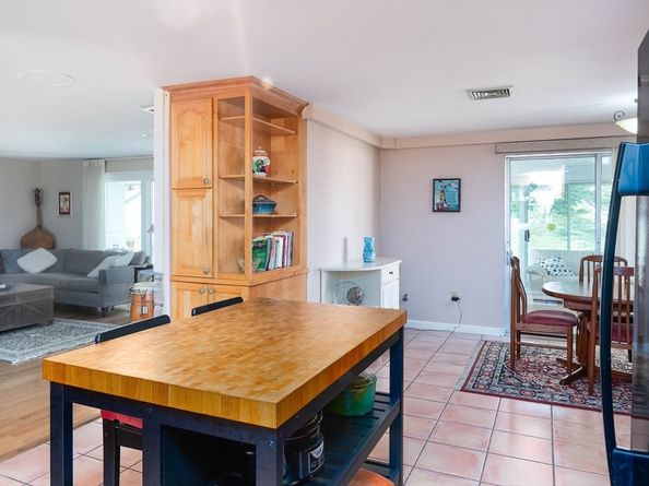 49 Barry Rd, Worcester MA 01609