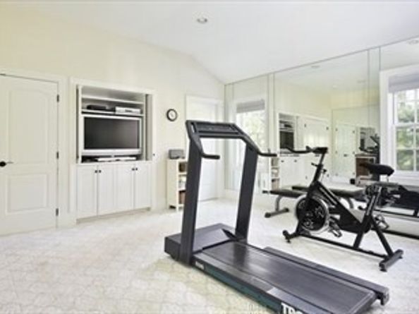 568 Wellesley St, Weston MA 02493
