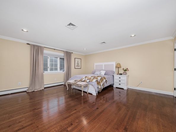 568 Wellesley St, Weston MA 02493
