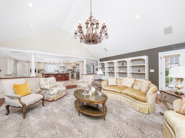 568 Wellesley St, Weston MA 02493