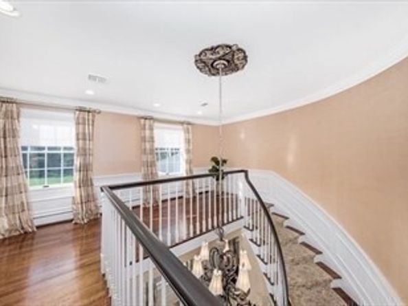 568 Wellesley St, Weston MA 02493