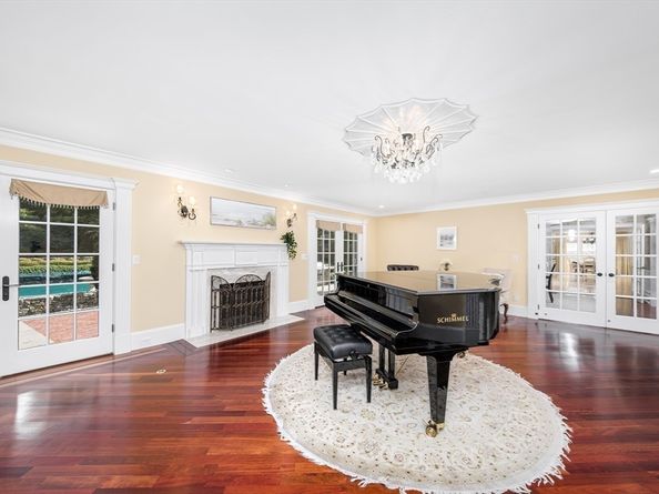 568 Wellesley St, Weston MA 02493