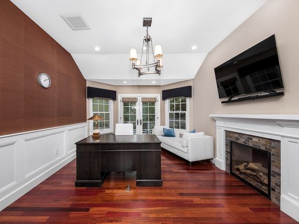 568 Wellesley St, Weston MA 02493