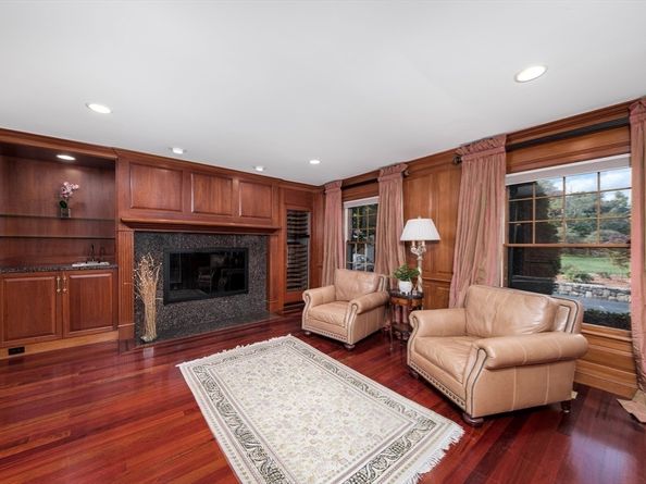 568 Wellesley St, Weston MA 02493
