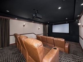 568 Wellesley St, Weston MA 02493