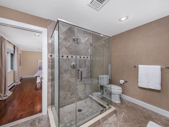 568 Wellesley St, Weston MA 02493