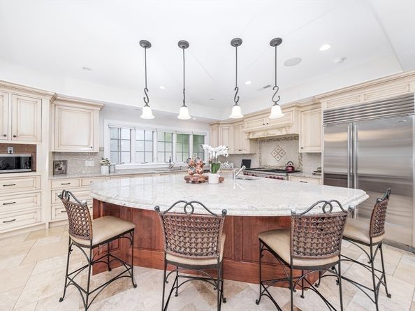 568 Wellesley St, Weston MA 02493