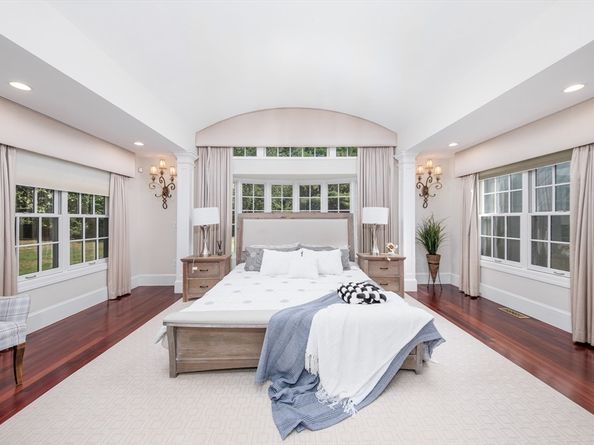 568 Wellesley St, Weston MA 02493