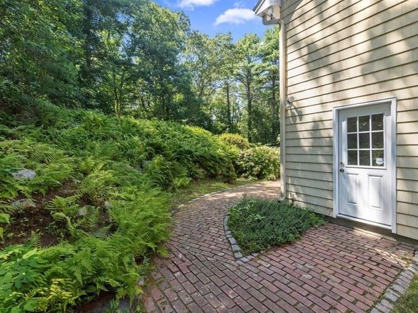15 Woodridge Rd, Dover MA 02030