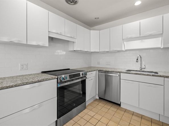 15 Woodridge Rd, Dover MA 02030