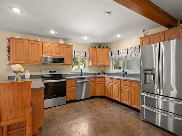 20 Hemlock Rd, Tewksbury MA 01876