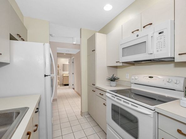 4 Summit Drive 413, Reading MA 01867