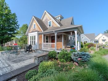1631 Main St